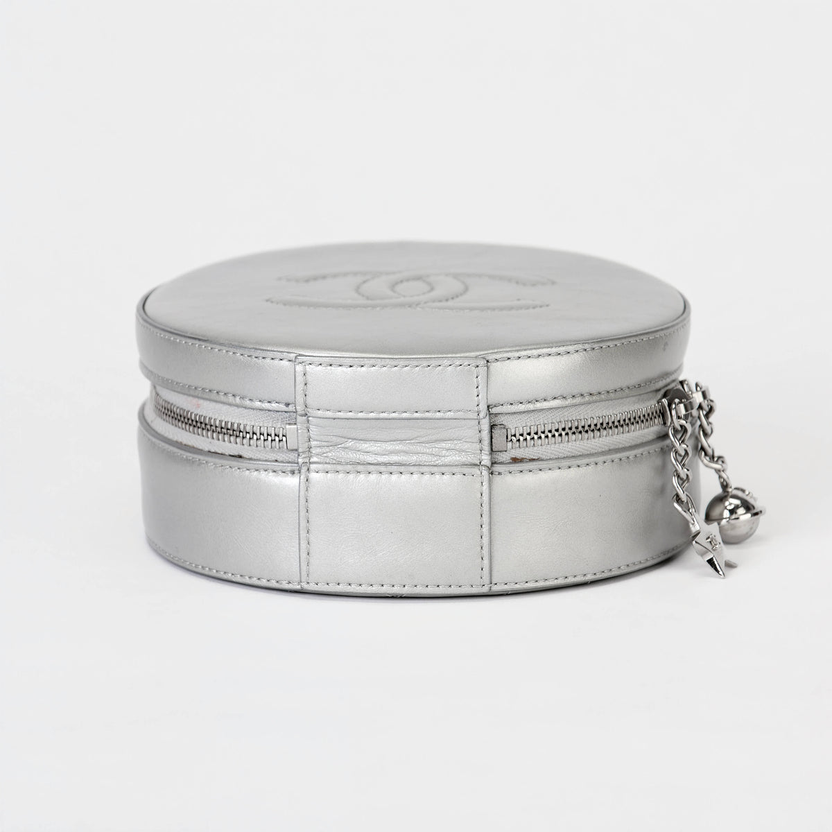 Chanel Round Vanity Case Metallic Silver Calfskin Silver‑Tone Hardware Crossbody Bag